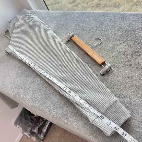 ALO YOGA Women’s Muse Sweatpant Heather Grey size Small - Picture 11 of 12